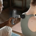 ⁦مسدس التدليك الصغير – جهاز تدليك محمول للأنسجة العميقة مزود بـ 4 مستويات للسرعة⁩ - الصورة ⁦2⁩