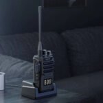 ⁦جهاز اتصال لاسلكي ووكي توكي – ثنائي الاتجاه قابل لإعادة الشحن بمدى 5 كيلومترات وتصميم مقاوم للماء بمعيار IP68⁩ - الصورة ⁦6⁩